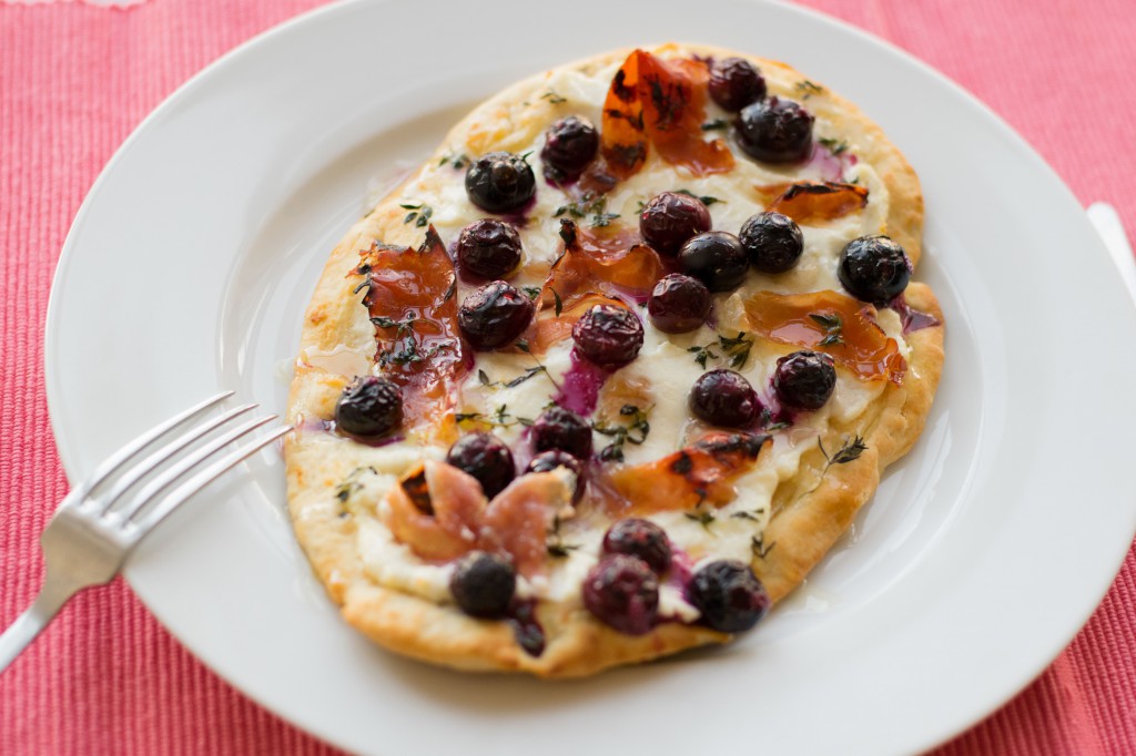 Naanpizza met geitenkaas en blauwe bessen 