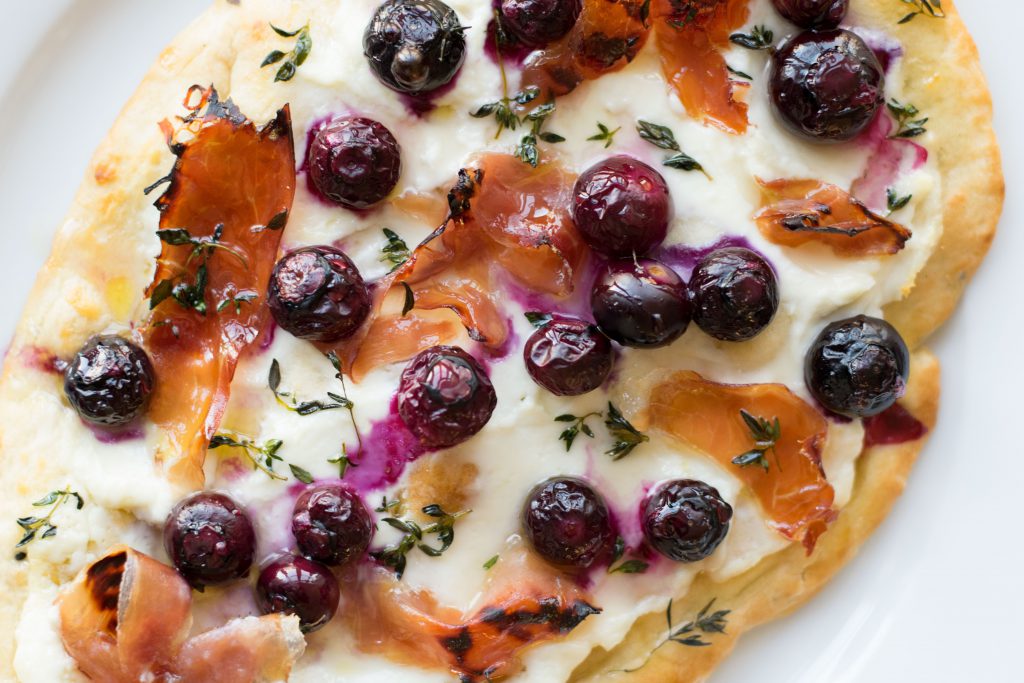 Naanpizza met blauwe bessen en geitenkaas - Anniepannie