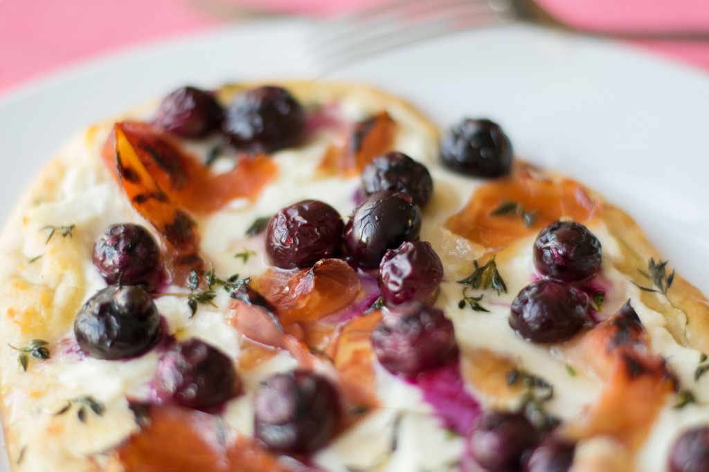 Naanpizza met blauwe bessen