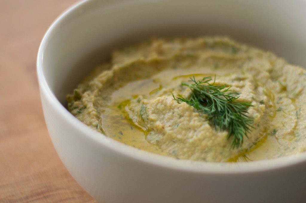 Hummus met pindakaas en komkommer 