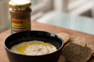 Hummus van reuzenbonen en Surinaamse pindakaas