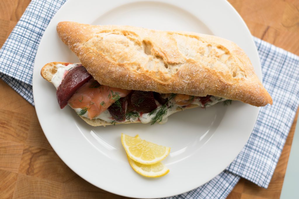 Zweedse broodjes met bietjes en zalm