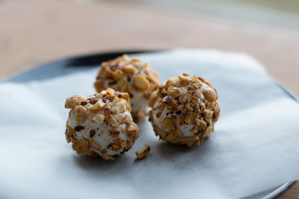 Druif-geitenkaasballetjes met cashewnotenkruim