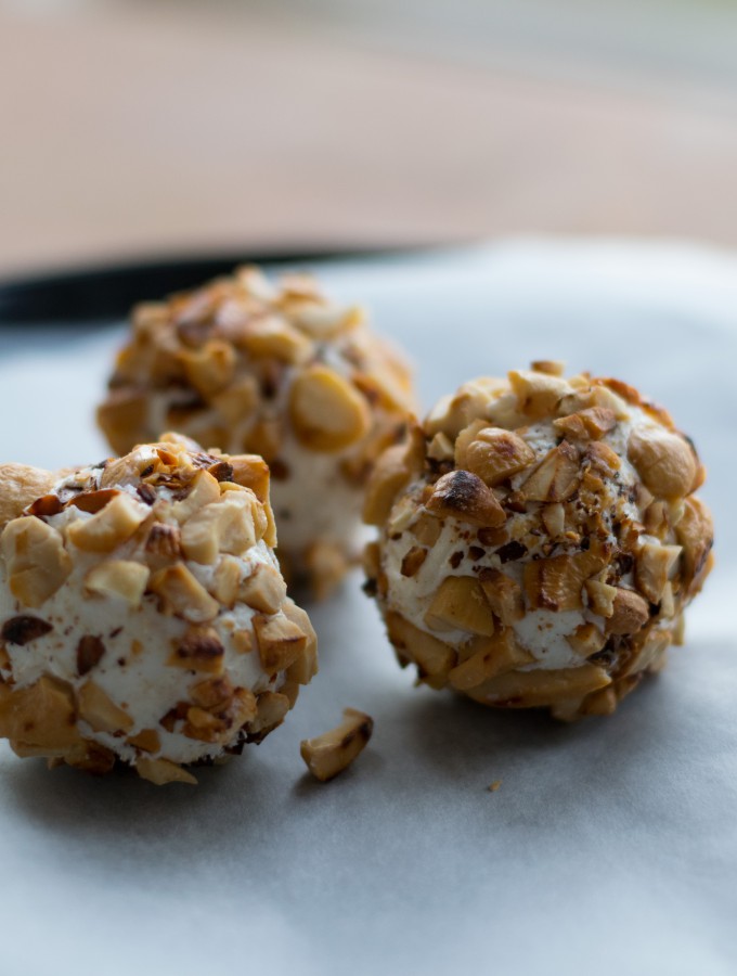 Druif-geitenkaasballetjes met cashewnotenkruim