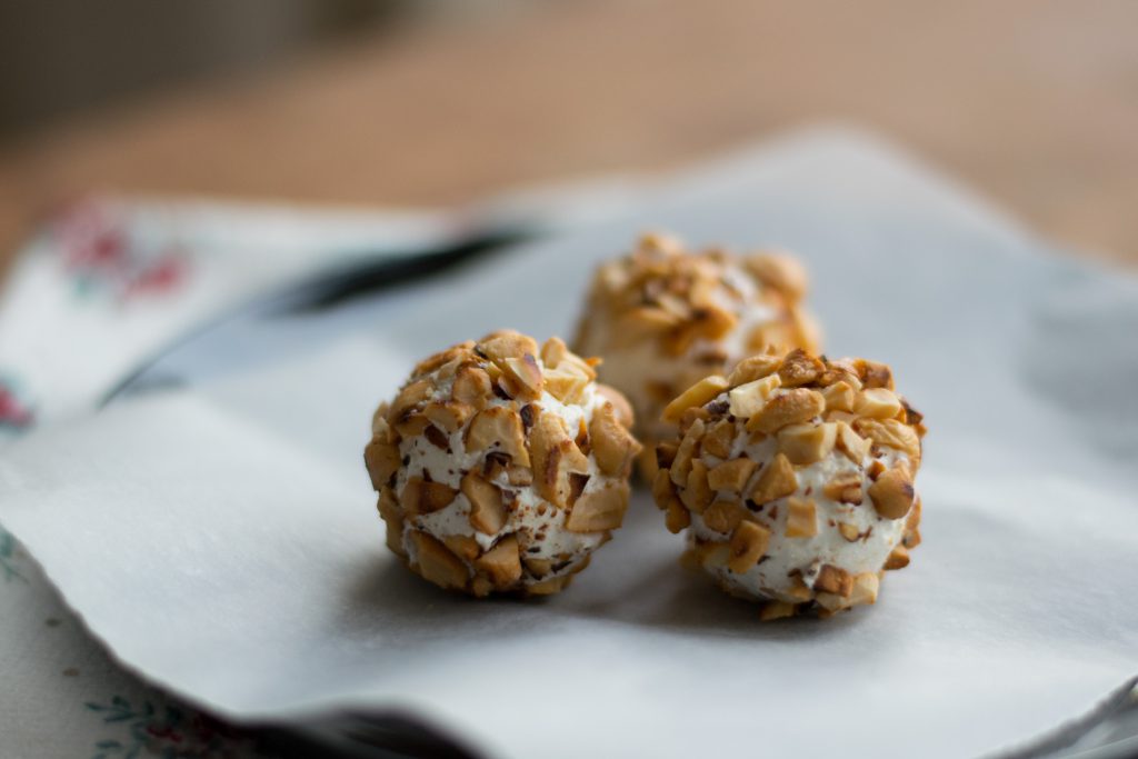 Druif-geitenkaasballetjes met cashewnotenkruim