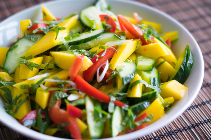 Mangosalade met paprika en komkommer