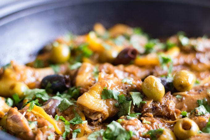 Marokkaanse kip tajine. Heerlijk smaakvolle tajine met kip, olijven en ingelegde citroen. Garneer met koriander of peterselie! #tajine #kiptajine #kip | Anniepannie.nl