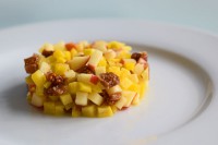 Vegetarische tartaar met gele biet, vijg en appel