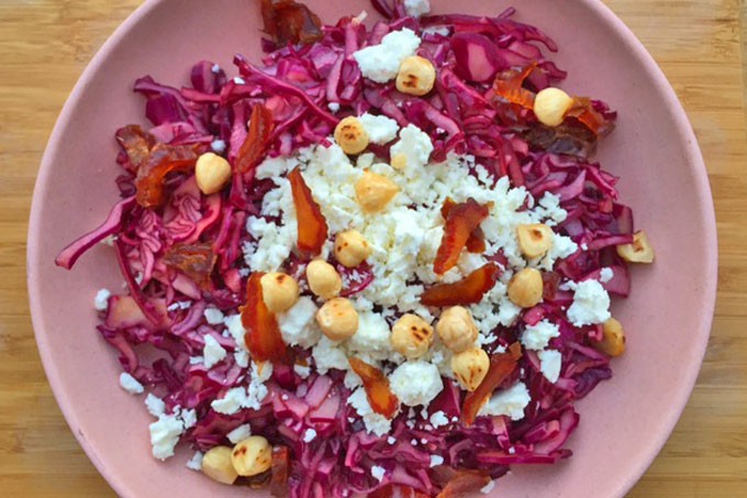 Rode-kool-salade-met-feta-en-hazelnoten