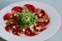 bietencarpaccio-met-dadels-en-hazelnoten