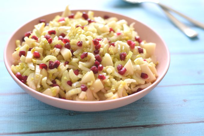 Bleekselderijsalade met peer en granaatappel