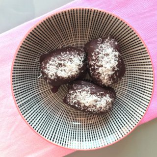 Choco dadels met pindakaas en kokos - Anniepannie.nl