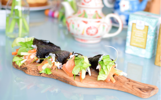 Sushi handrolls met gerookte zalm