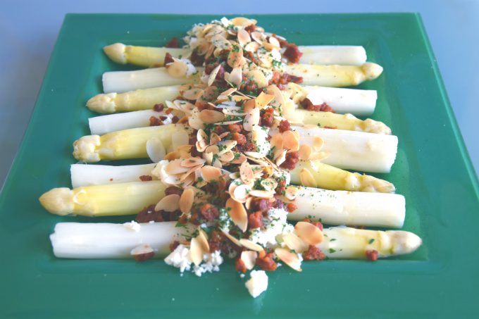 Asperge recepten 3: Witte asperges met chorizo-feta kruim