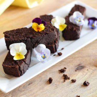 Brownies van zwarte bonen en kokos L - Anniepannie.nl