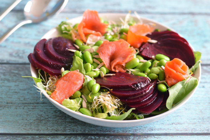 Salade met bietjes, gerookte zalm en sojabonen - Anniepannie.nl