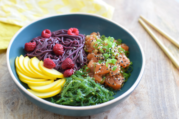 Verwonderend Poke bowl met noedels, zalm en gele courgette - Anniepannie.nl VP-41