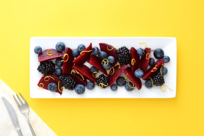 Bietensalade met blauwe bessen - Anniepannie.nl