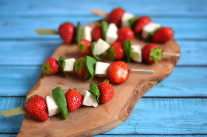 Spiesjes met aardbeien en mozzarella - Anniepannie.nl