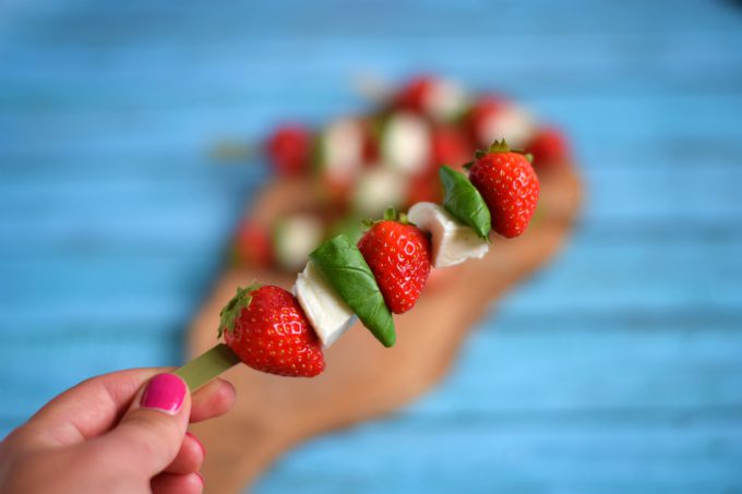 Spiesjes met aardbeien, mozzarella en basilicum - Anniepannie.nl