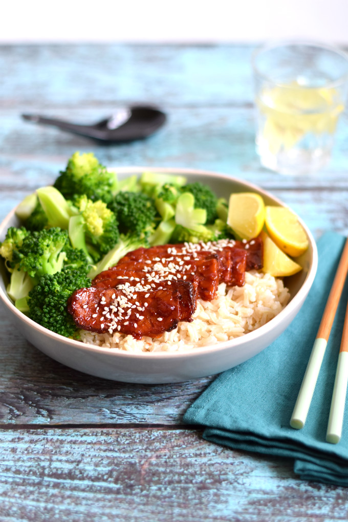 Sticky tempeh bowl met rijst en broccoli - Anniepannie.nl