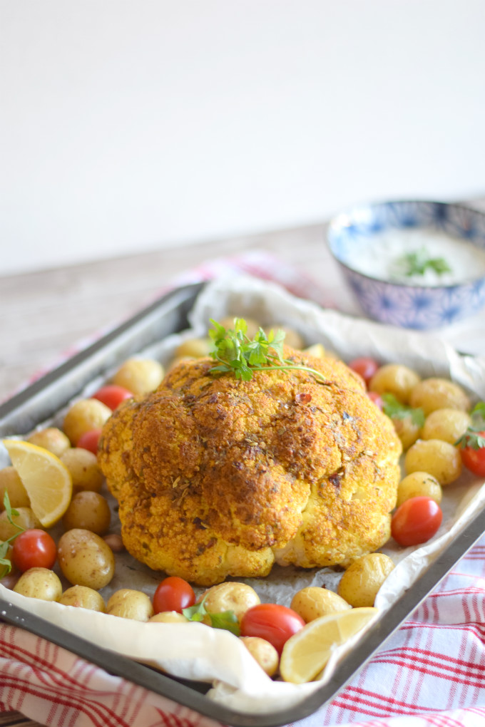 Hele bloemkool uit de oven met ravigottesaus - Anniepannie.nl