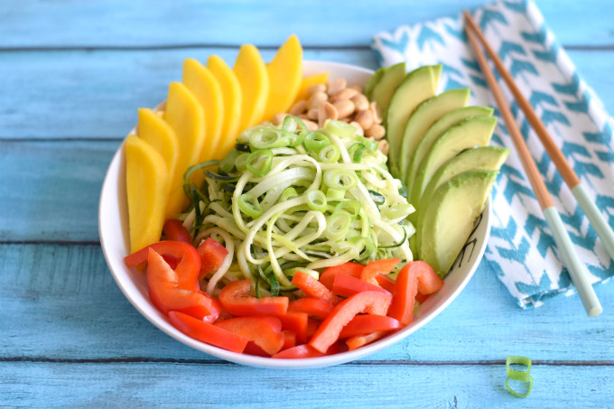 salade bowl met courgettenoedels - Anniepannie.nl