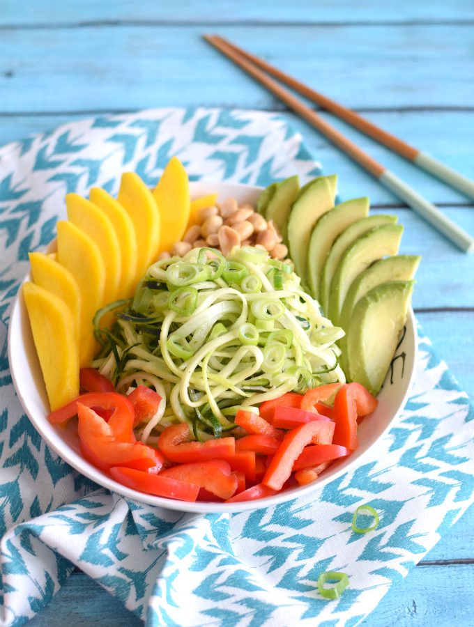 salade bowl met courgettenoedels en mango - Anniepannie.nl