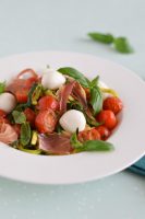 Courgetti caprese met parmaham en verse pesto - Anniepannie.nl