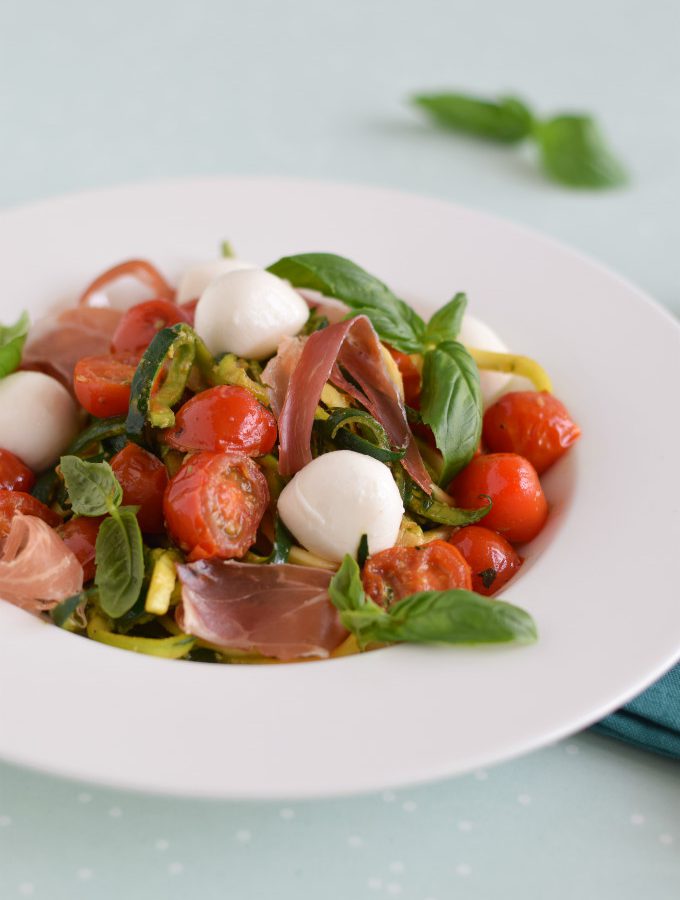 Courgetti caprese met parmaham en verse pesto - Anniepannie.nl