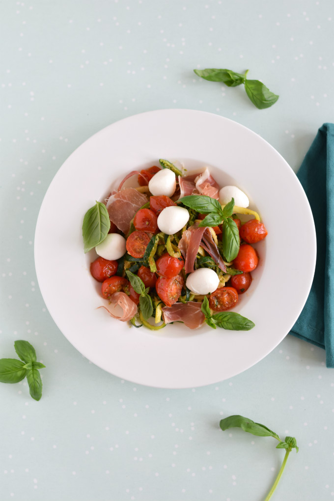 Courgetti caprese met pesto en parmaham - Anniepannie.nl