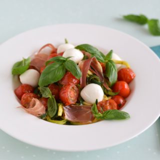 Courgetti caprese met verse pesto en parmaham - Anniepannie.nl