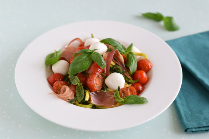 Courgetti caprese met verse pesto en parmaham - Anniepannie.nl