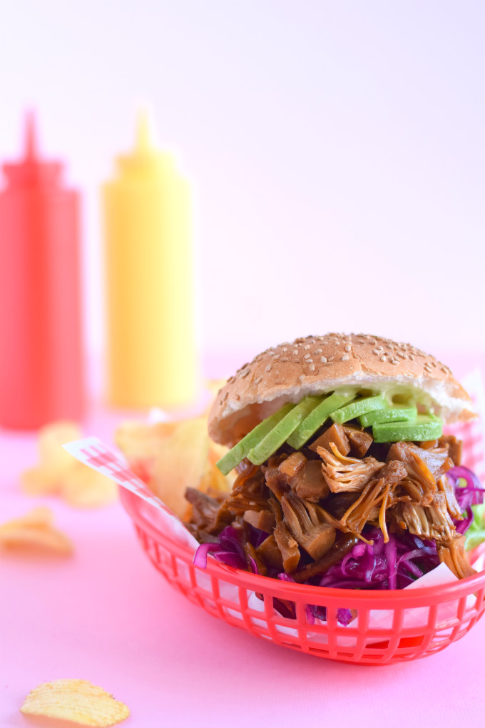 Broodje pulled jackfruit met ketjap en sambal - Anniepannie.nl