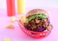 Broodje pulled jackfruit met ketjap koolsla en avocado - Anniepannie.nl