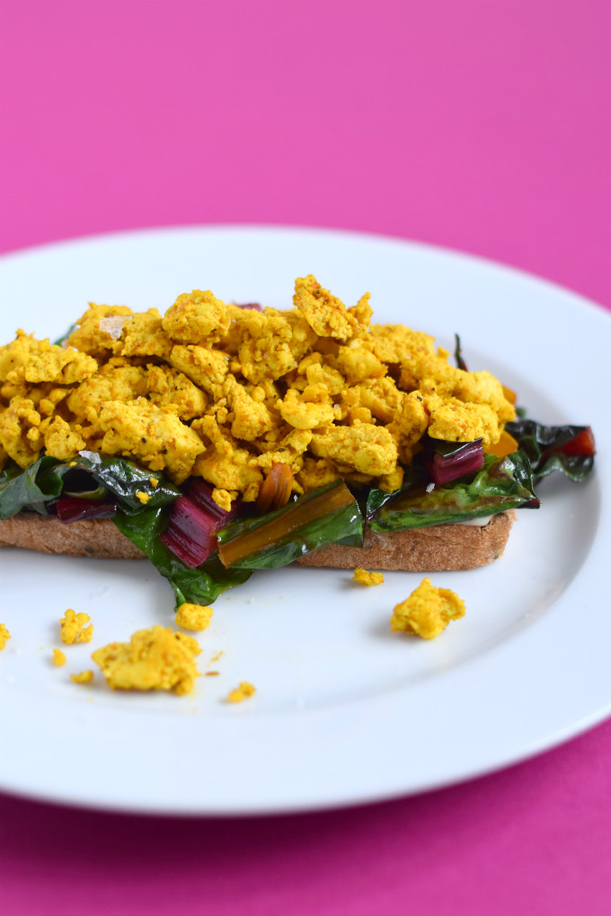 Tofu scramble op broodje - Anniepannie.nl