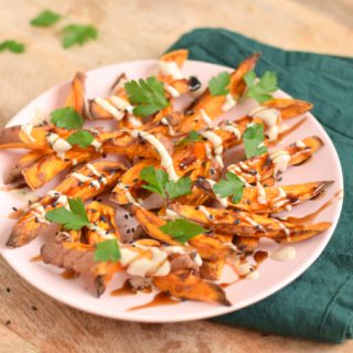 Zoete aardappelfriet met tahin en granaatappelmelasse - Anniepannie.nl
