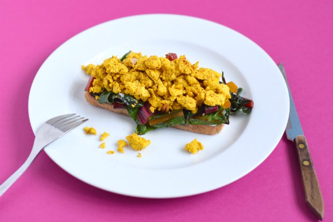 tofu scramble met kurkuma - Anniepannie.nl