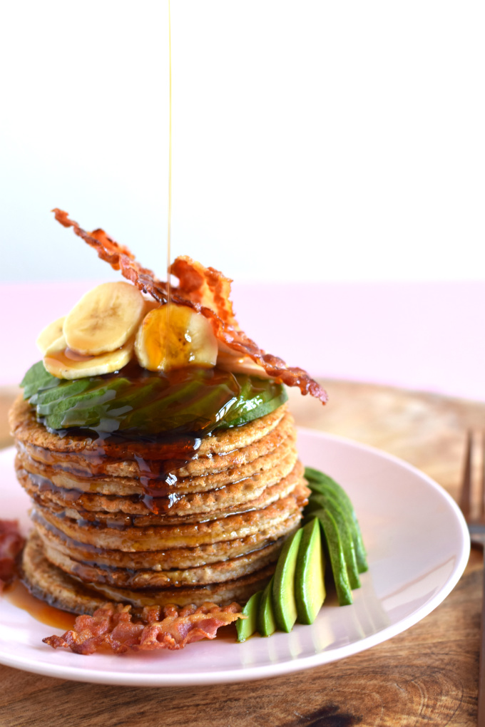 Amandelpannenkoekjes met banaan avocado en spek - Anniepannie.nl