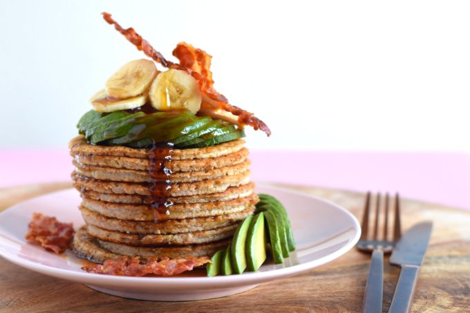 Amandelpannenkoekjes met banaan spek en avocaco - Anniepannie.nl