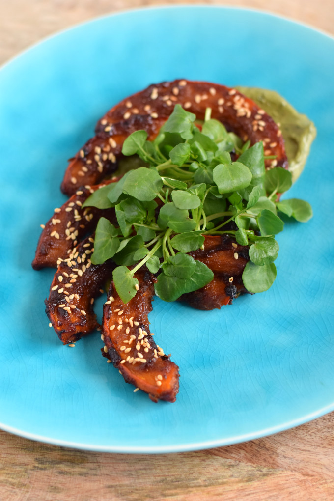 Geroosterde pompoen met miso avocadomousse en waterkers