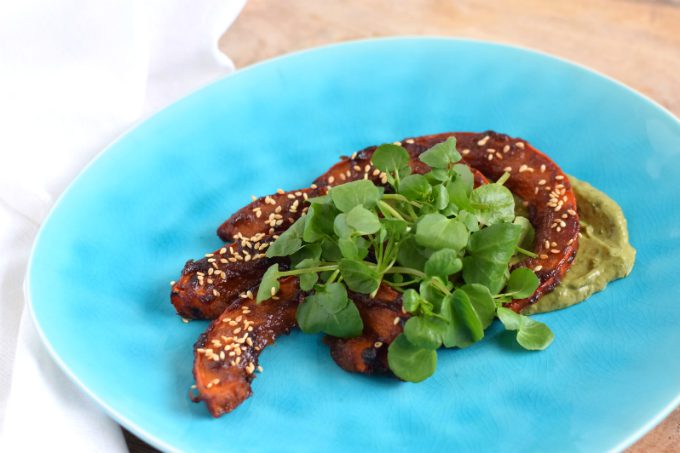 Geroosterde pompoen met miso en avocadomousse