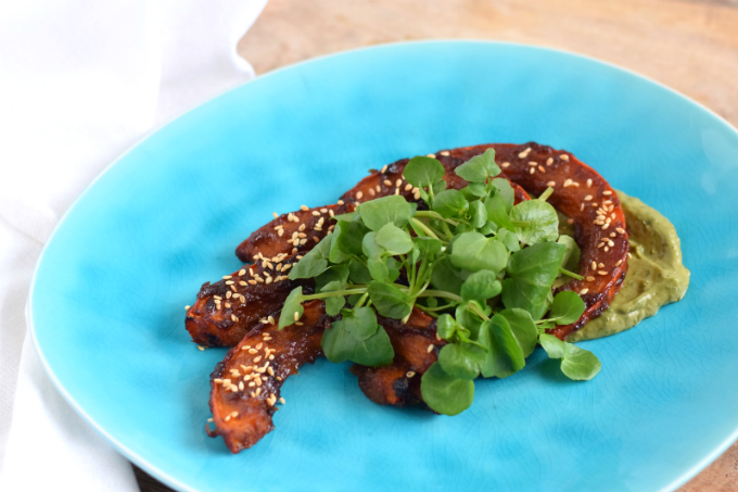 Geroosterde pompoen met miso en avocadomousse