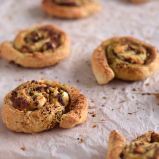 Midden-Oosterse bladerdeeghapjes met geitenkaas en zaatar