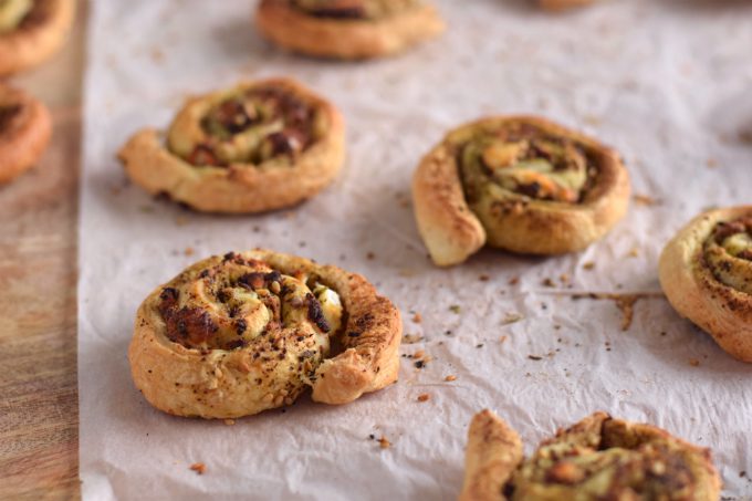 Midden-Oosterse bladerdeeghapjes met geitenkaas en zaatar