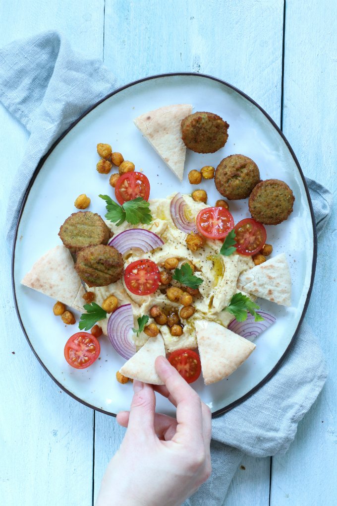 Loaded hummus met falafel en krokante kikkererwten - Anniepannie