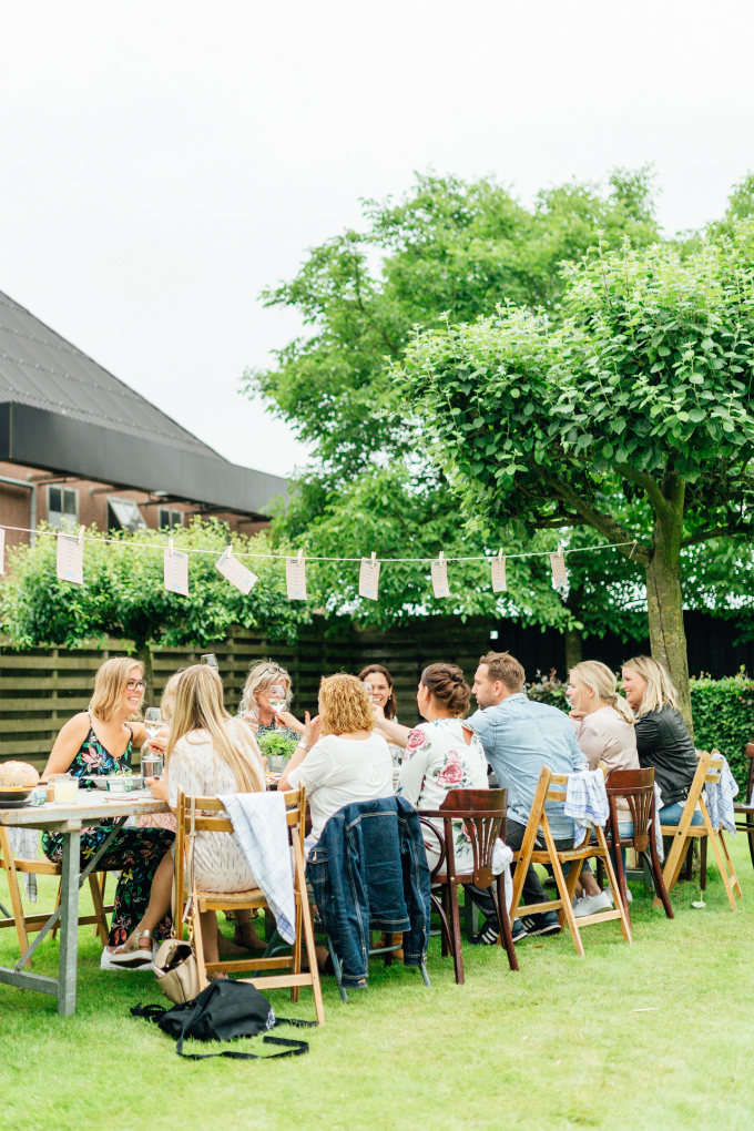 Bettine saladay aan tafel - Anniepannie