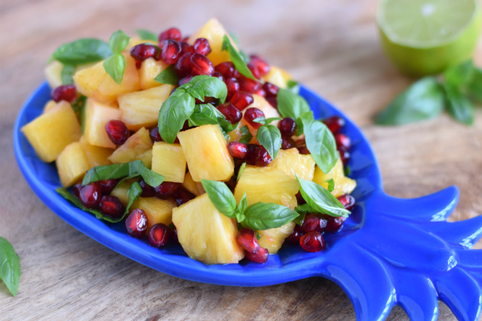 Fruitsalade met ananas, granaatappel en basilicum - Anniepannie.nl