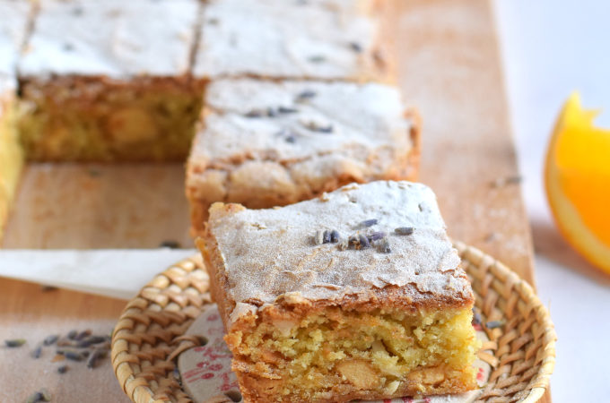 Blondies met sinaasappel en lavendel