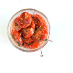 Gedroogde tomaatjes uit de oven met knoflook en tijm - Anniepannie
